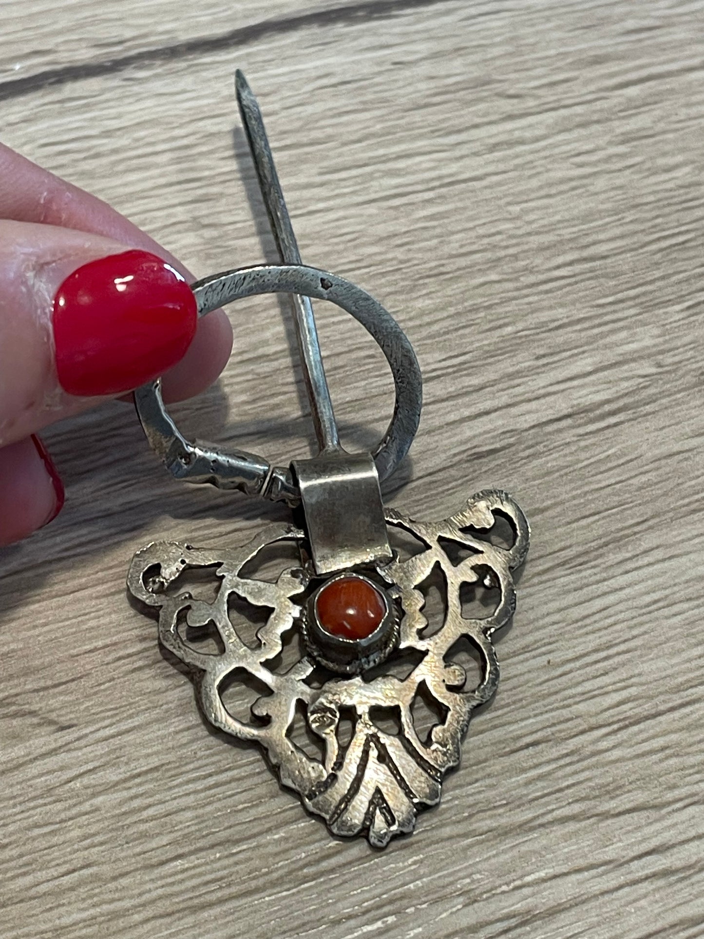 Spilla anni ‘60 fibula da mantello in argento con cabochon corallo