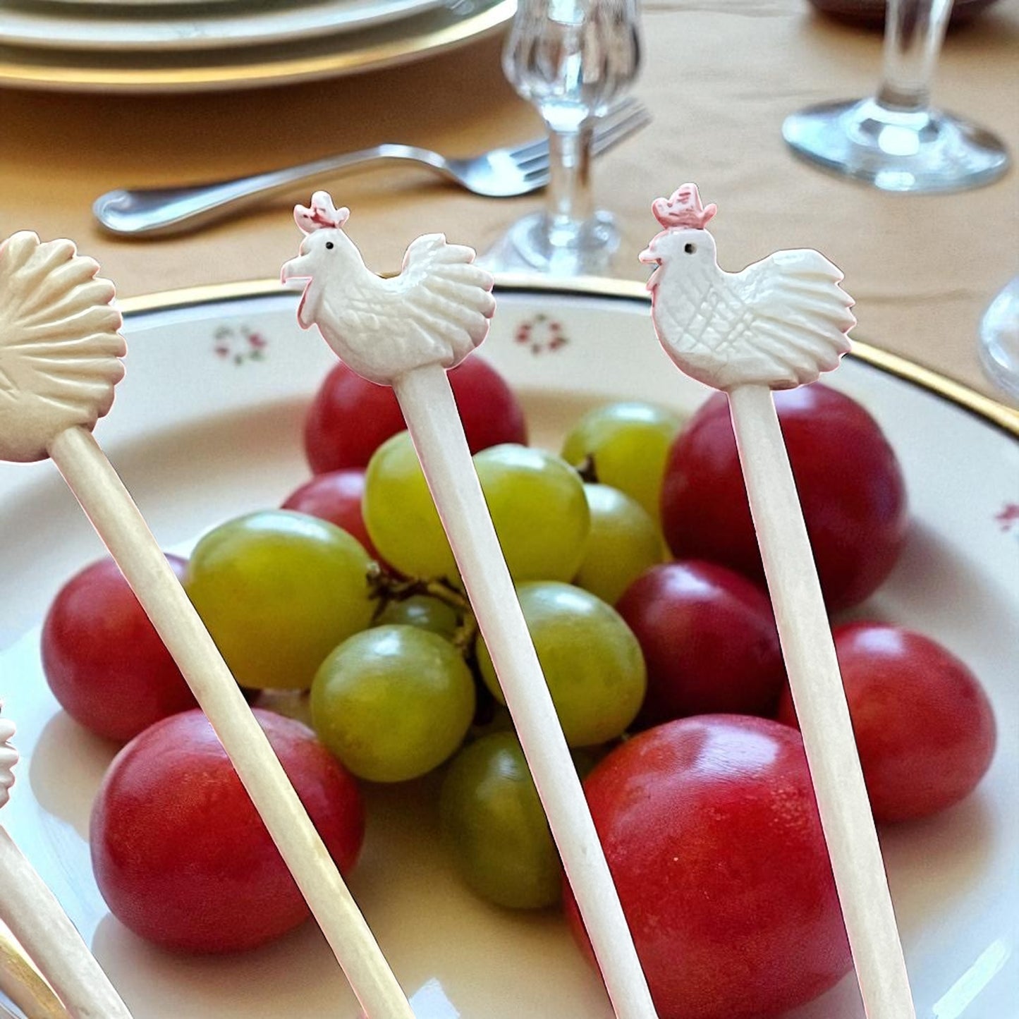 Set di 4 spilloni da tavola toothpicks in osso, fine ‘800 primo ‘900 a guisa di Gallo