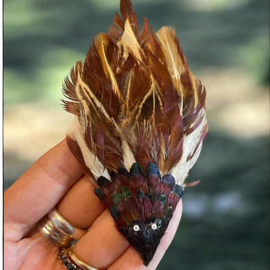 Spilla gioiello a guisa di uccellino con vere piume, anni ‘40-‘50