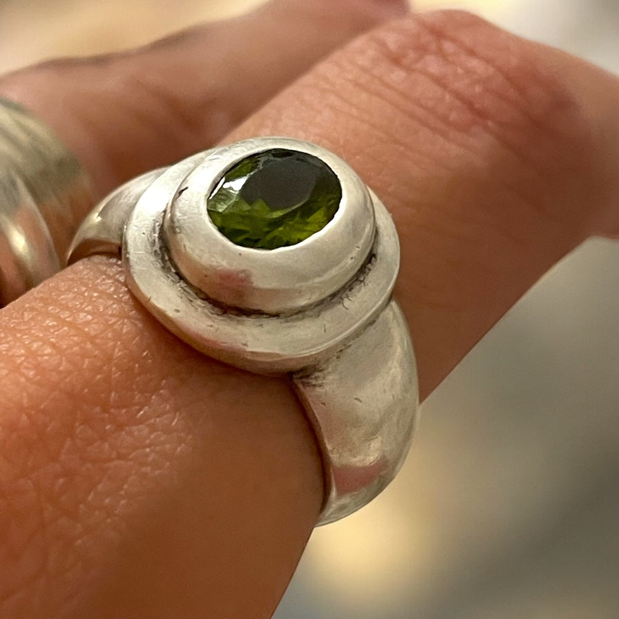 Anello anni ‘60 - ‘70 con peridoto 1.4k
