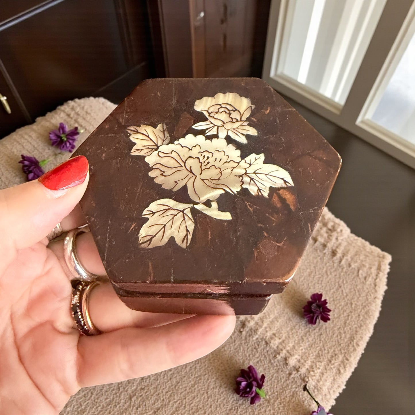 Antica scatoletta portagioie ottagonale con seta rossa ed intarsio madreperla