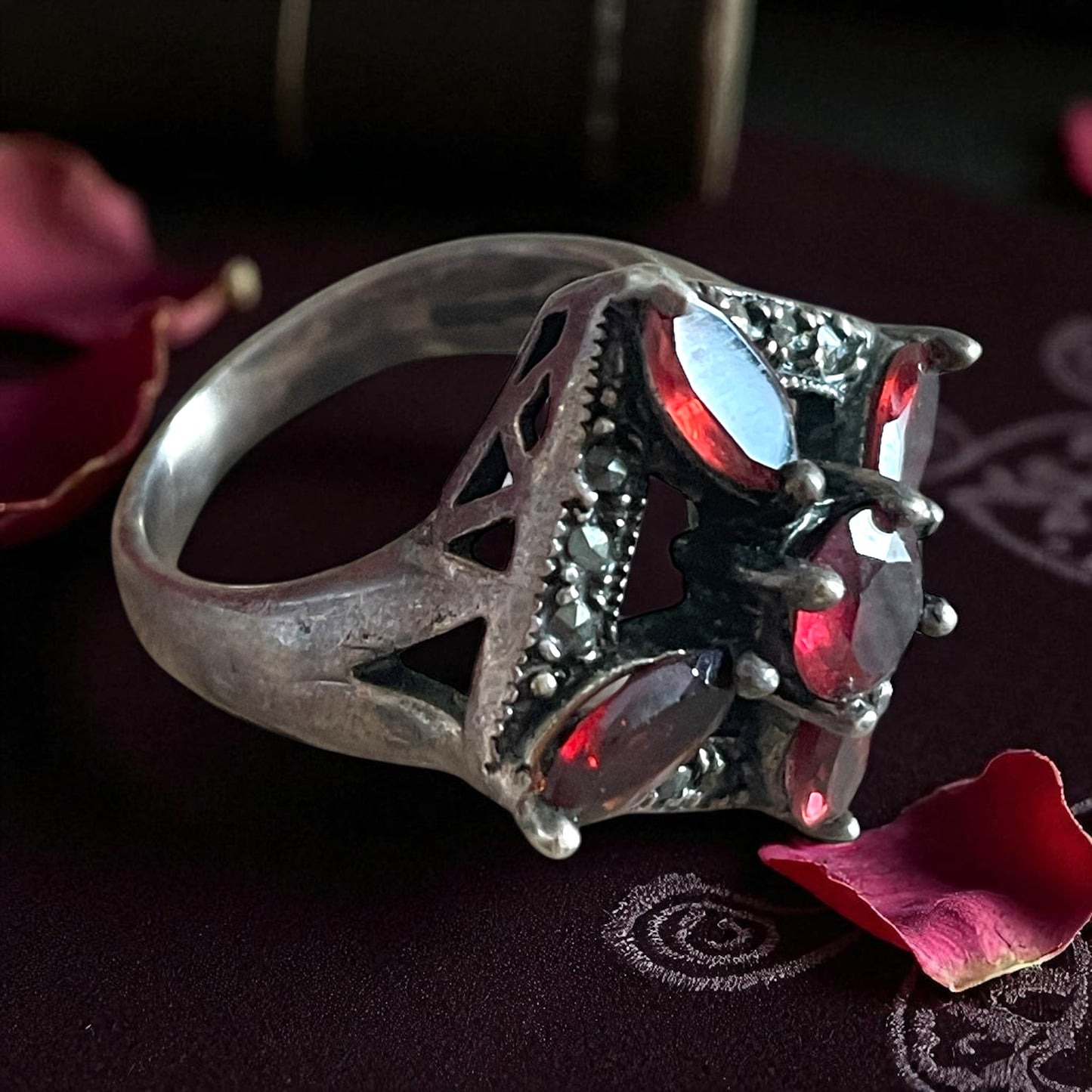 Cocktail ring in argento a montatura traforata con granati e marcasiti