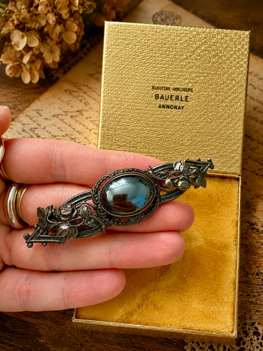 Spilla placcata argento con volute di rose e cabochon in ematite, anni ‘40