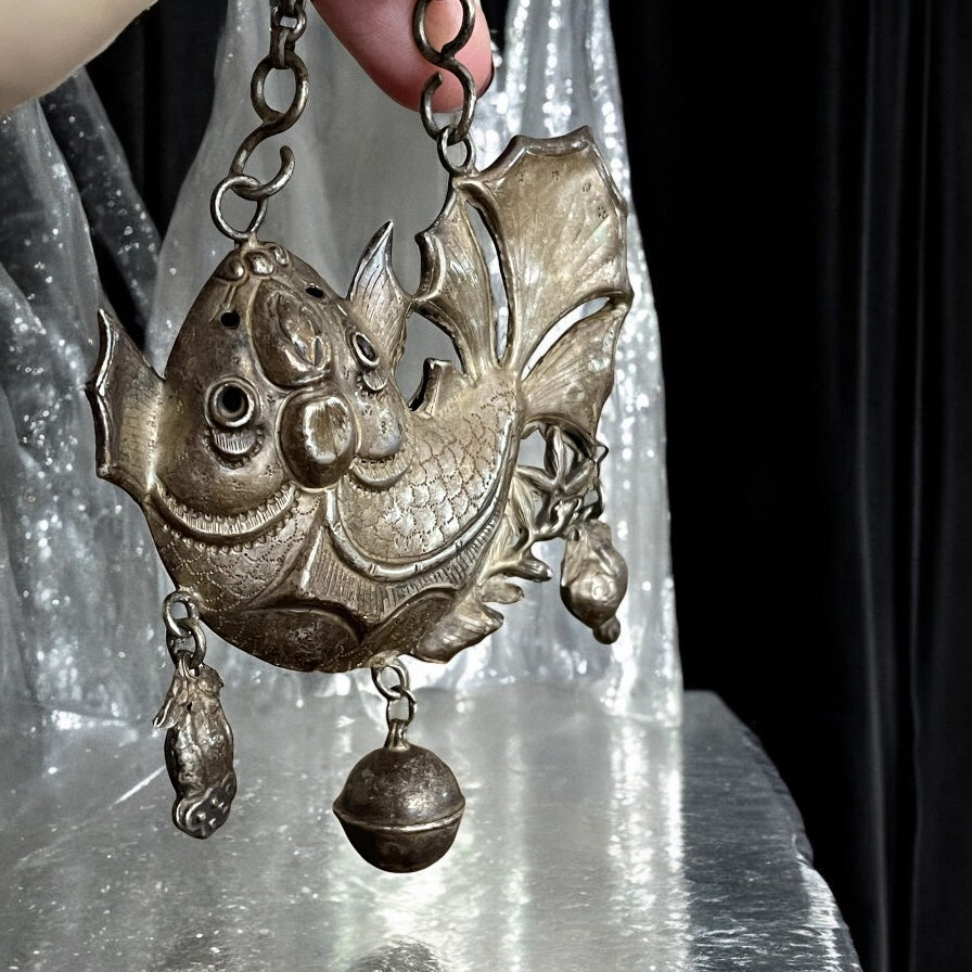 Collana con grande pendente a pesce, cultura Miao, Cina, anni ‘40 - ‘50