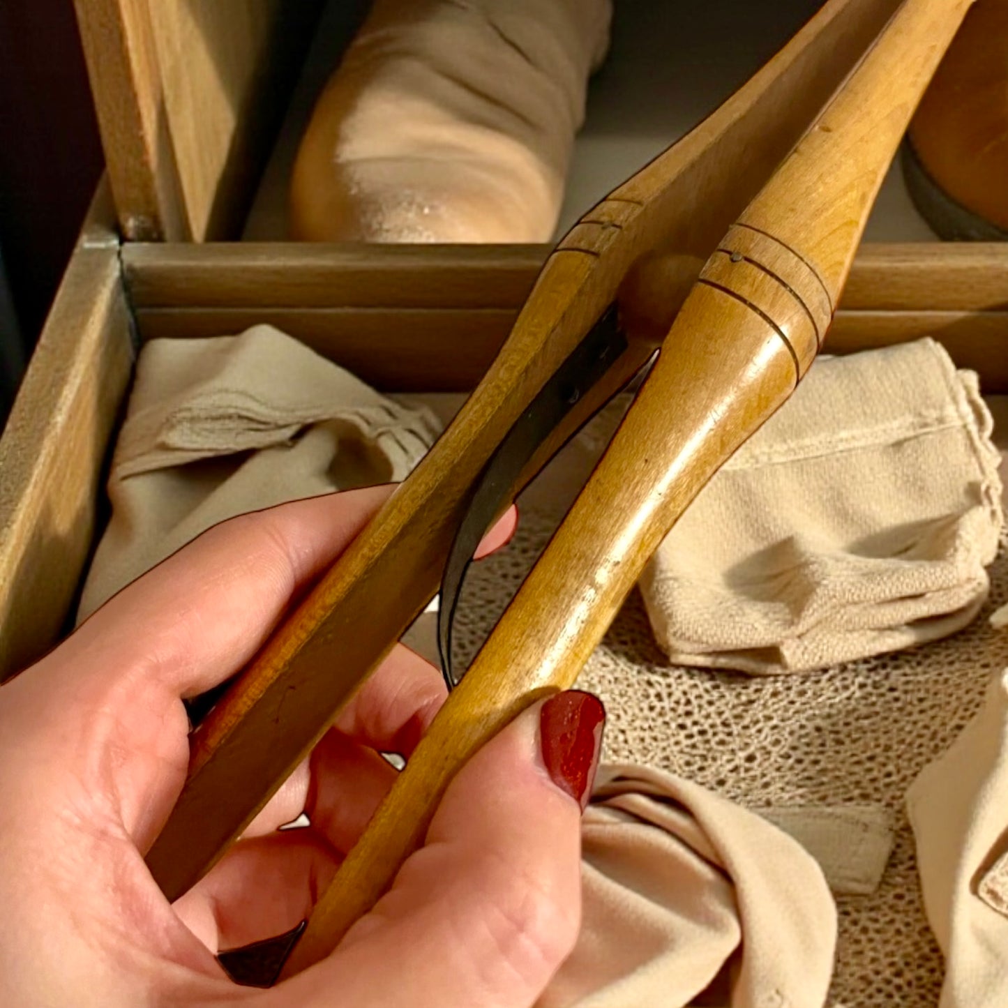 Pinza a molla antica per mettere in forma i guanti, 30 cm fine ‘800 primo ‘900