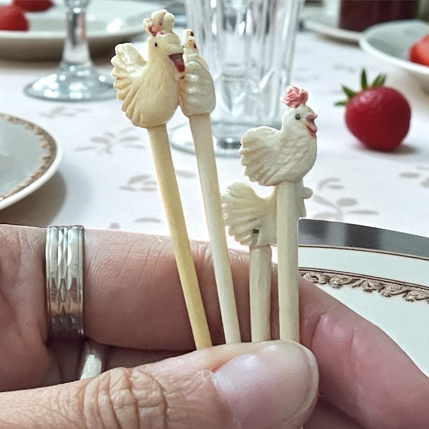 Set di 4 spilloni da tavola toothpicks in osso, fine ‘800 primo ‘900 a guisa di Gallo