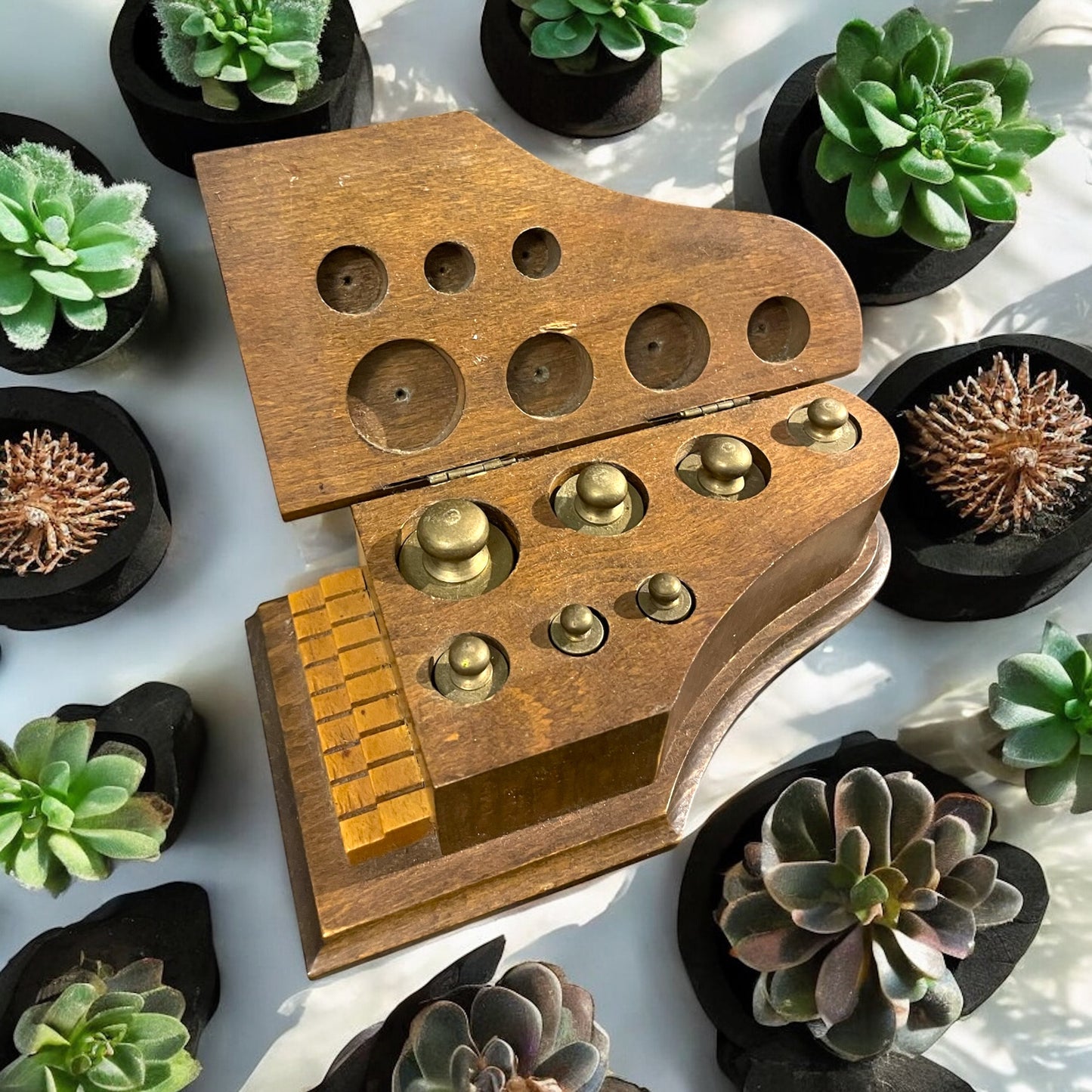 Set di pesi anni ‘40 in pesiera a pianoforte a coda