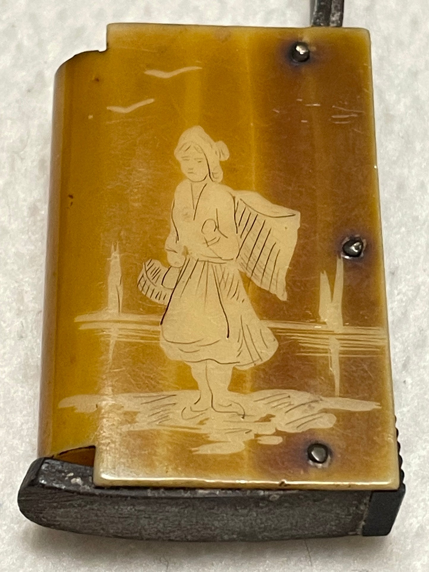 Vesta case giapponista in corno inciso, fine ‘800