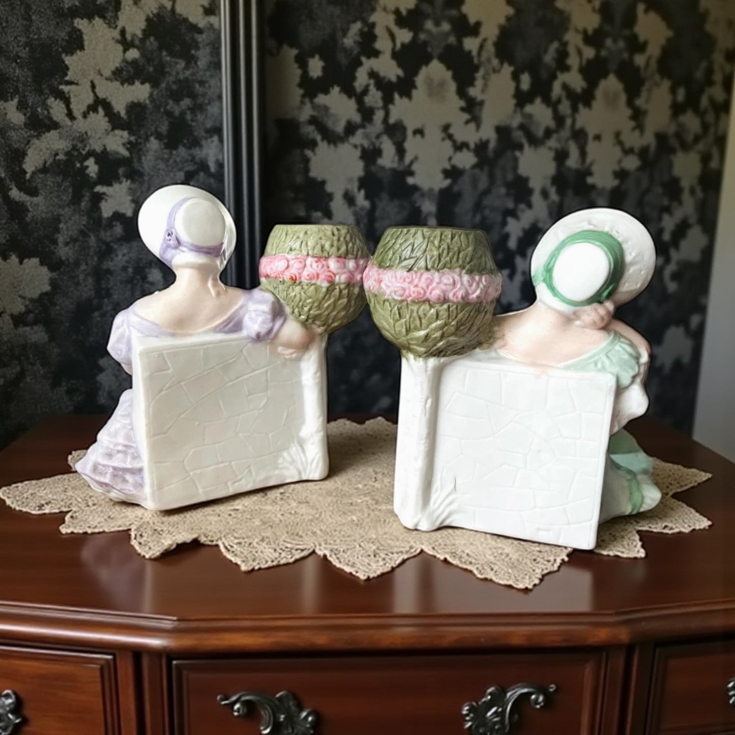 Coppia bouqueteries dame in biscuit smaltato ca anni ‘50