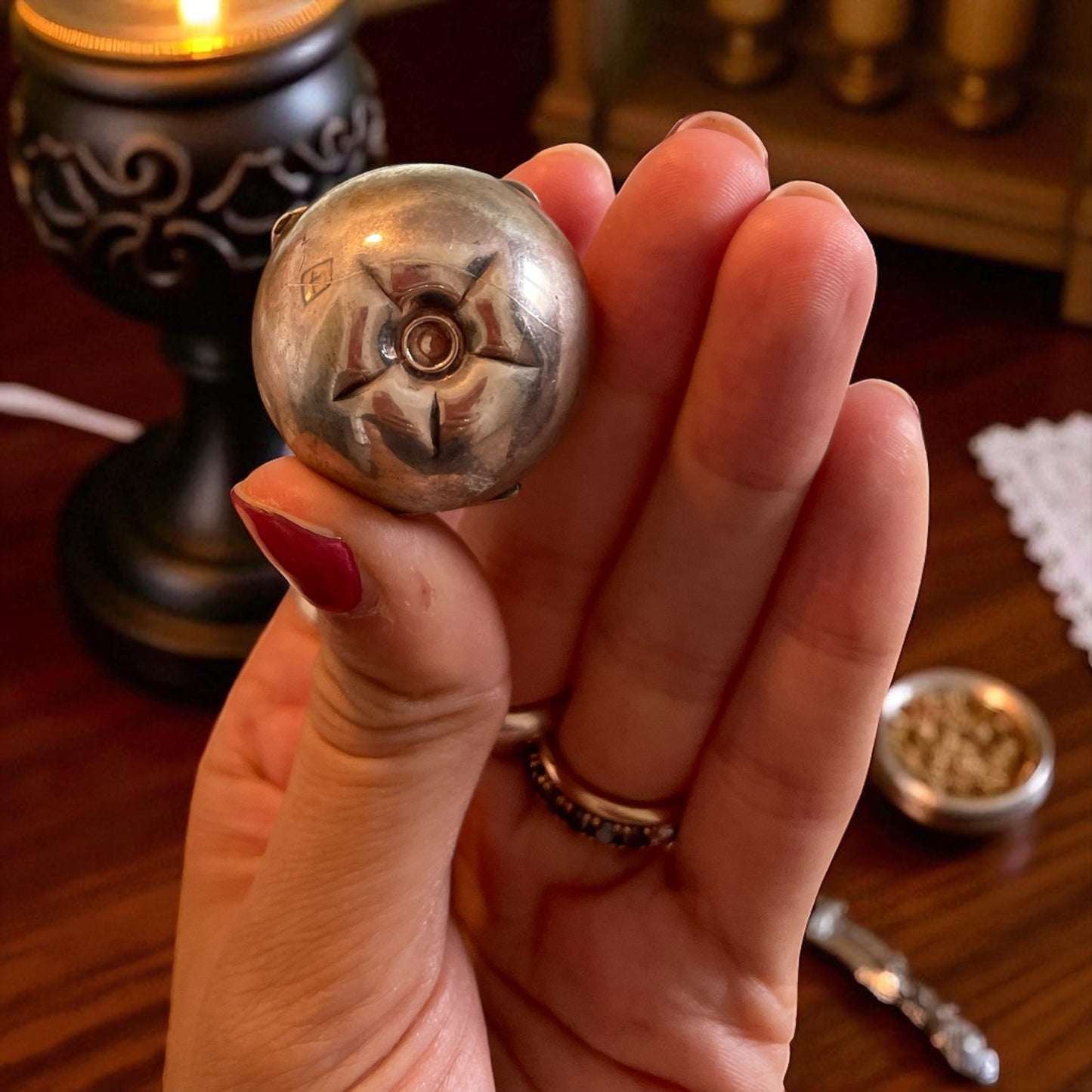 Snuff box in argento ca anni ‘30 fitomorfa a guisa di pera