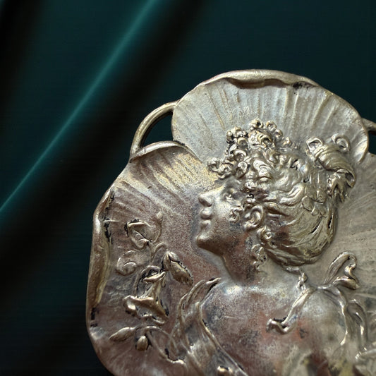 Fibbia Liberty 1900 a guisa di viola del pensiero con donna, adattata a spilla negli anni ‘40