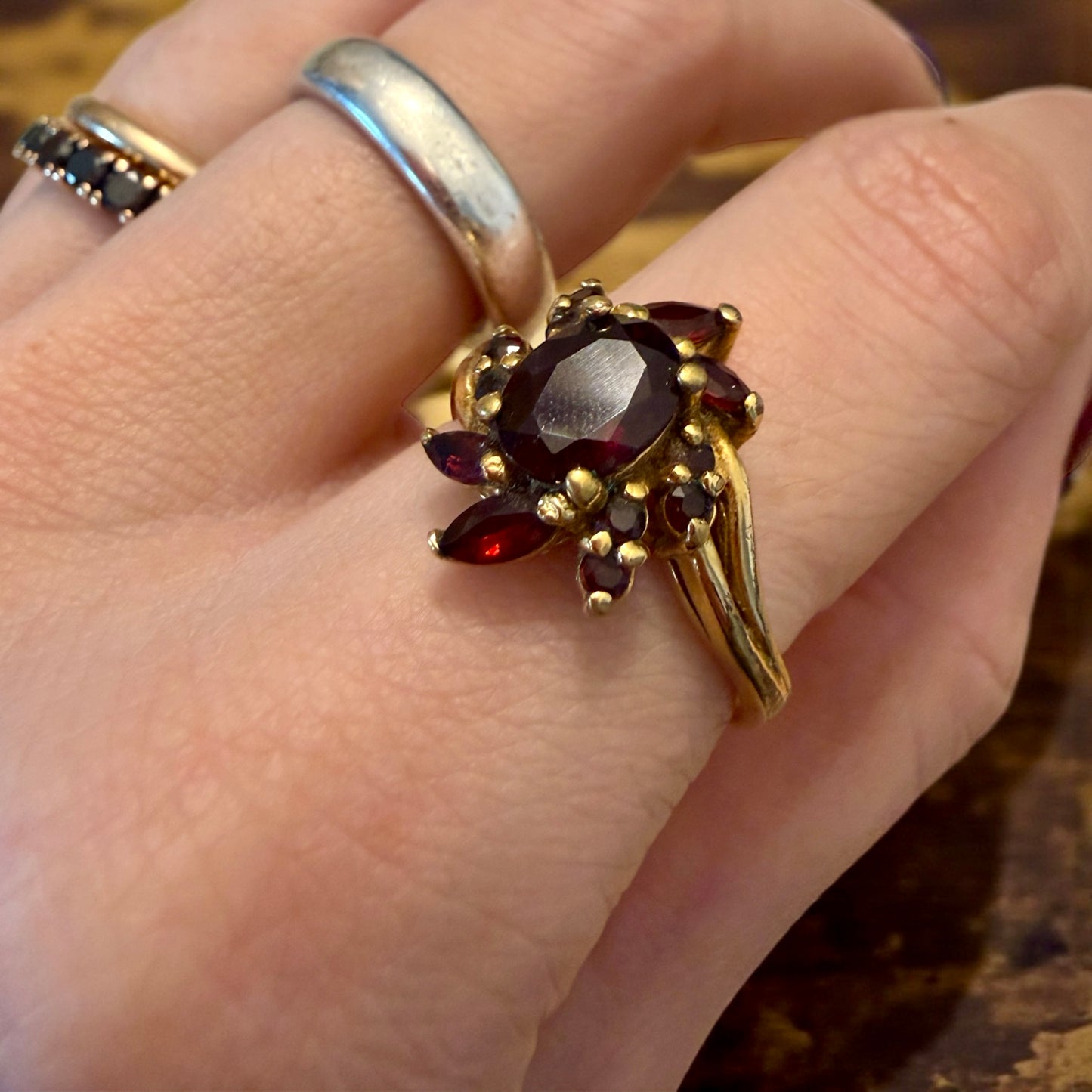 Anello con granati placcato oro e punzonato, Francia ca anni ‘60-‘70