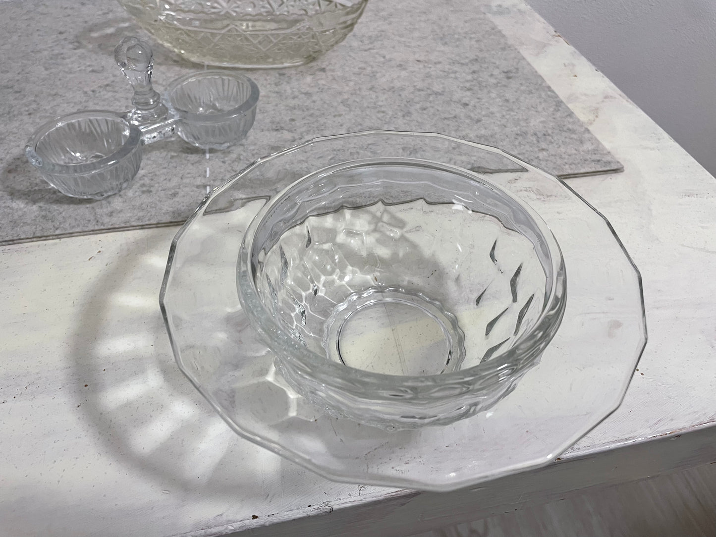 Ciotola porta burro con bordo cesellato, vetro al manganese, primo ‘900