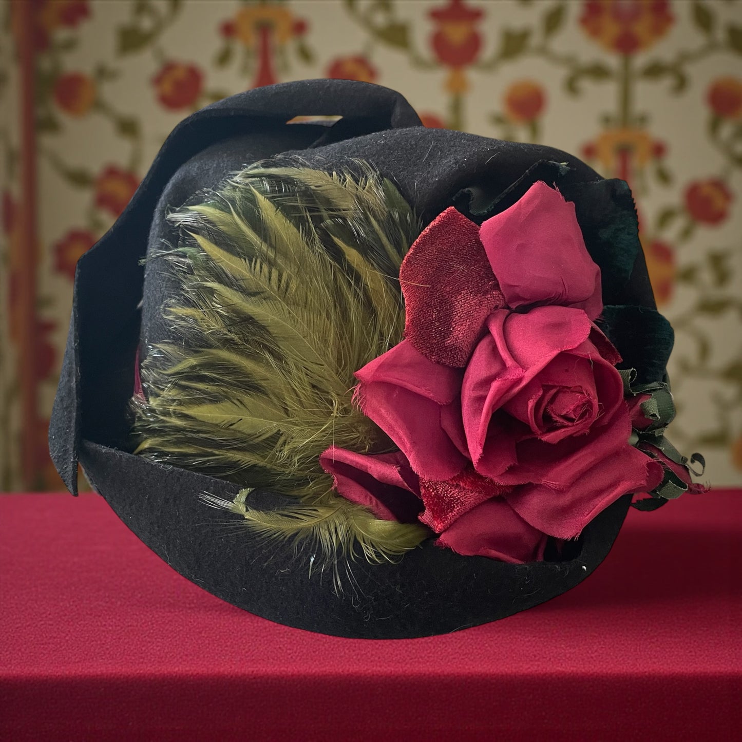 Cappellino anni ‘30 in feltro nero rivisitato da stilista