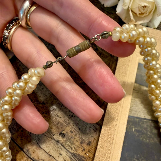 Collana vintage 50s a tre fili di perline torchon, chiusura a barilotto
