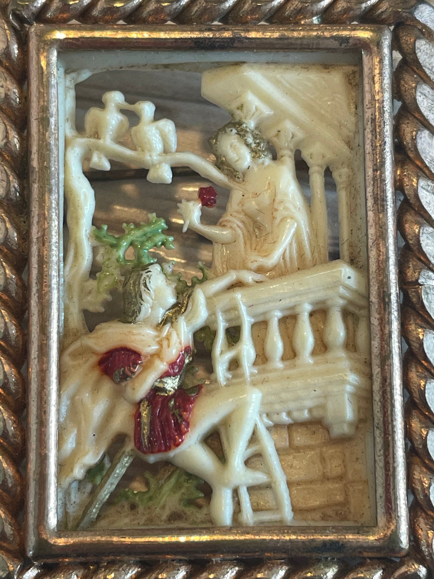 Spilla gioiello Romeo e Giulietta al balcone, anni ‘40 - ‘50