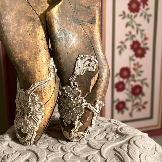 Antiche forme per scarpe femminili con pizzo e passamanerie