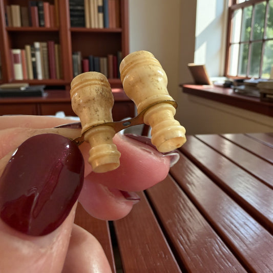 Doppio visore Stanhope a guisa di binocolo, ciondolo antico in osso con micro lenti