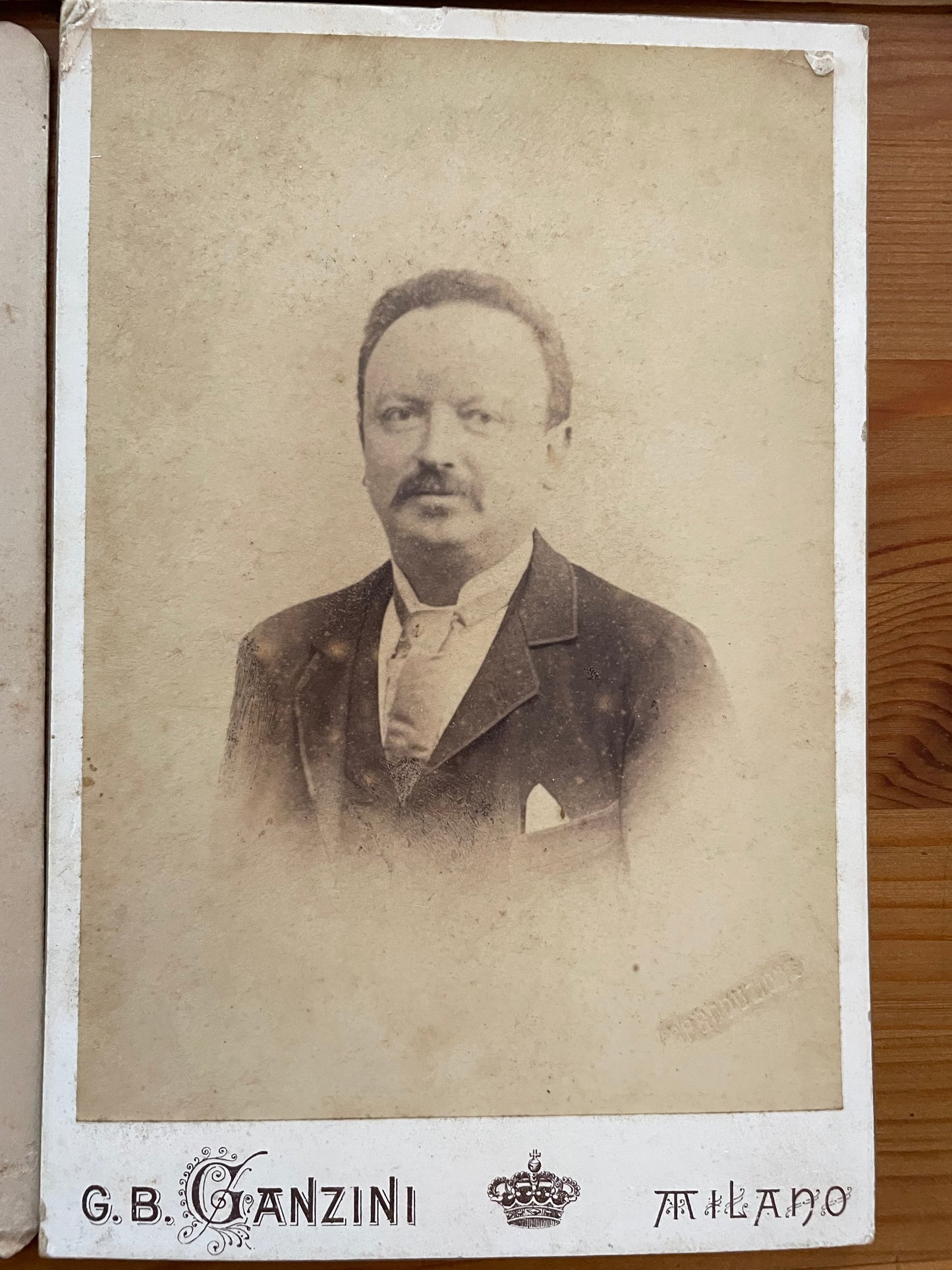 Lotto 9 fotografie ritratti formato Cabinet, 1890 circa, studi italiani