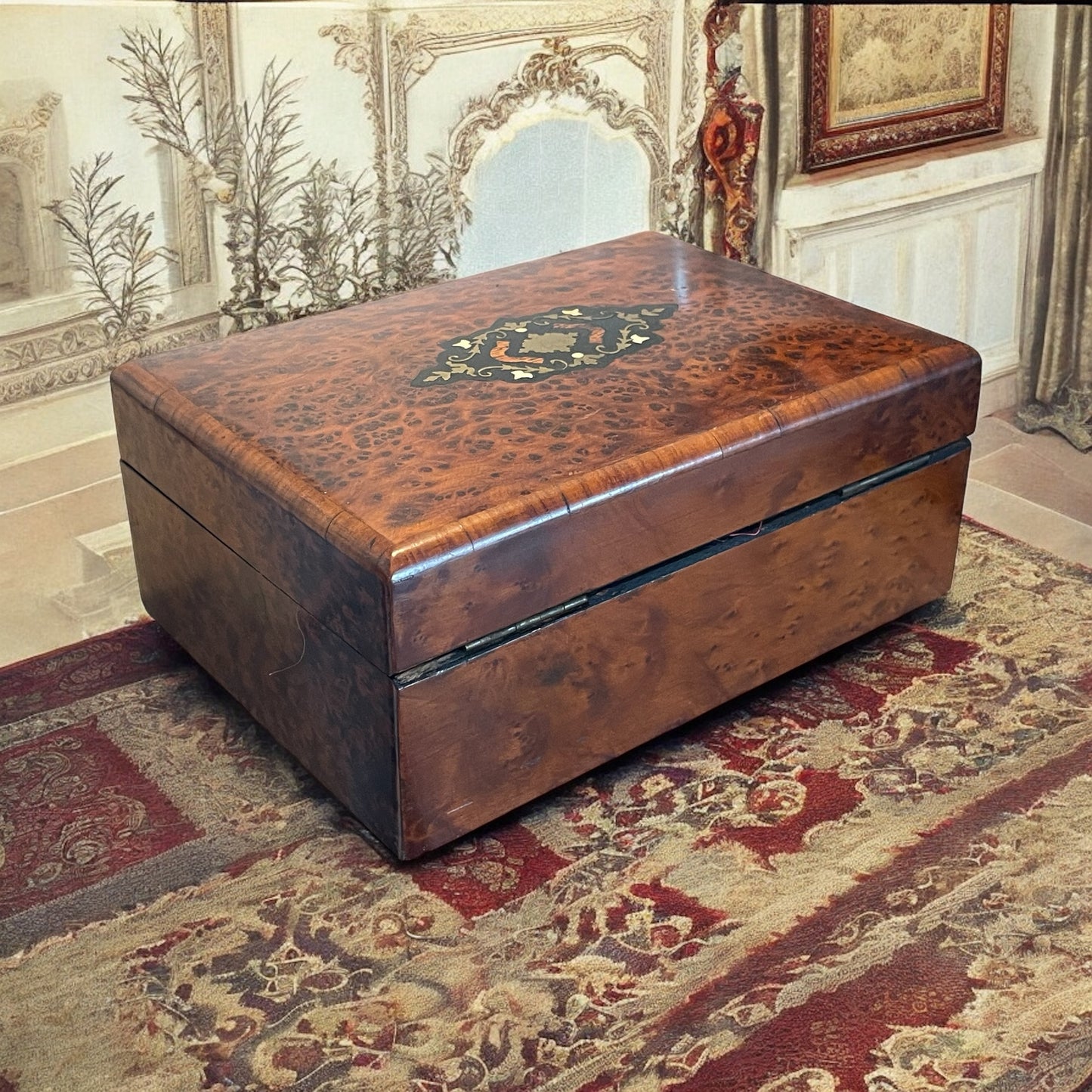 Cofanetto in radica decorata, fine ‘800, con fondo segreto