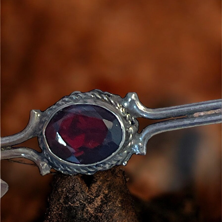 Spilla in argento con granato ed inclusione naturale, ca fine anni ‘40