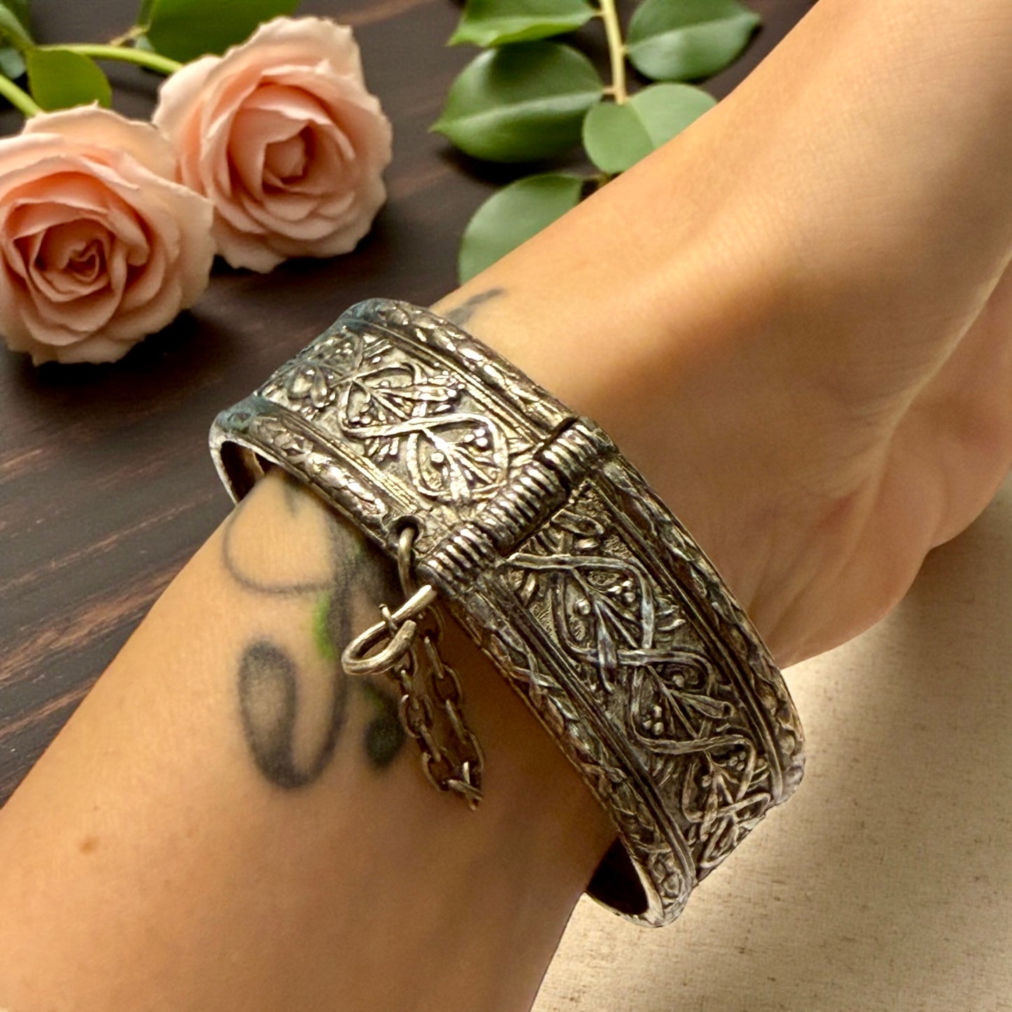 Bracciale rigido placcato argento tardo Liberty con motivo fitomorfo