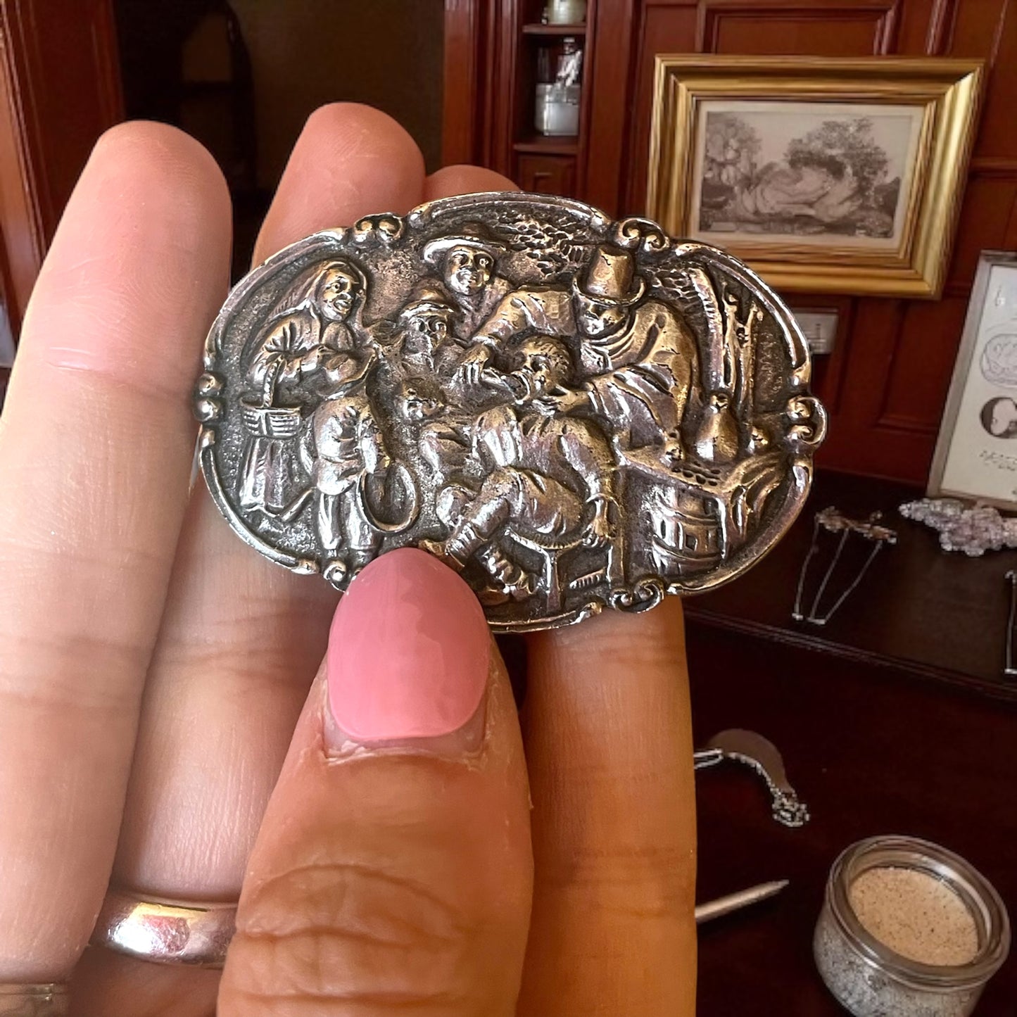 Spilla Wunderkammer con scena di estrazione dente - prima metà ‘900