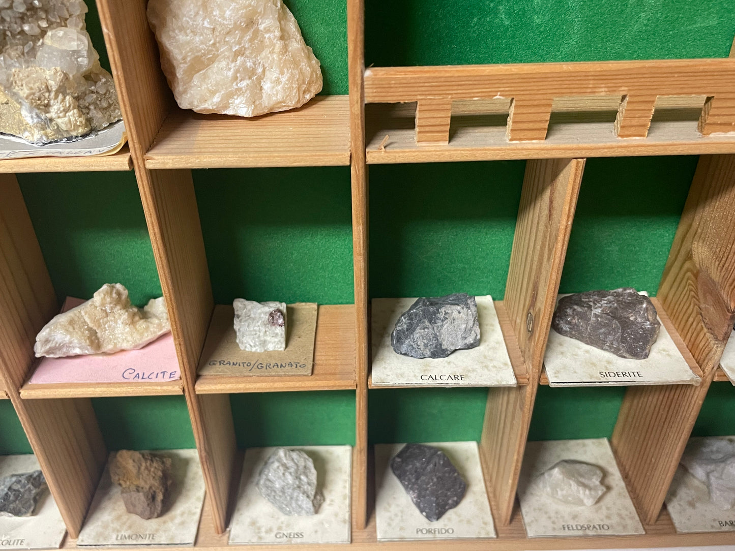 Bacheca con minerali e fossili, collezione cabinet des curiosites anni ‘80