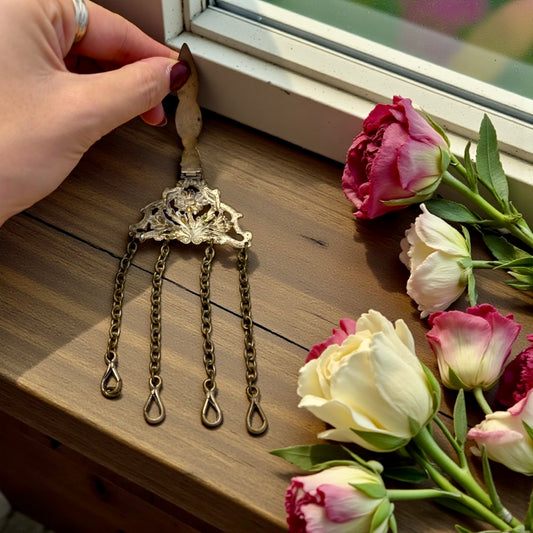 Antica Chatelaine da cintura con quattro catene, motivo floreale con margherita