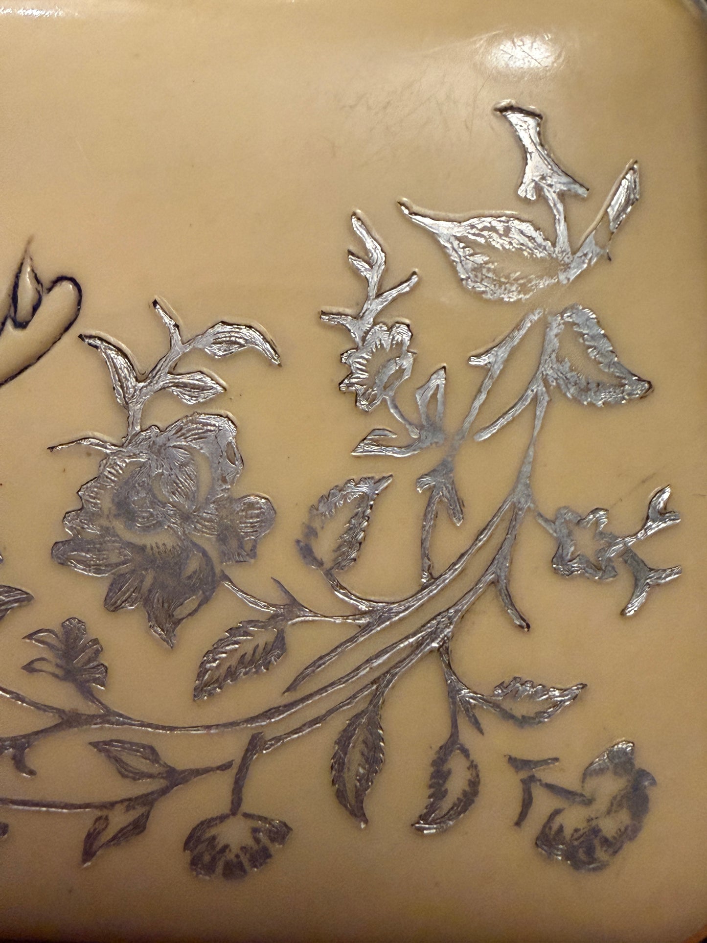 Porta monete antico in bachelite con decorazioni argentate floreali e scritta “Lourdes”