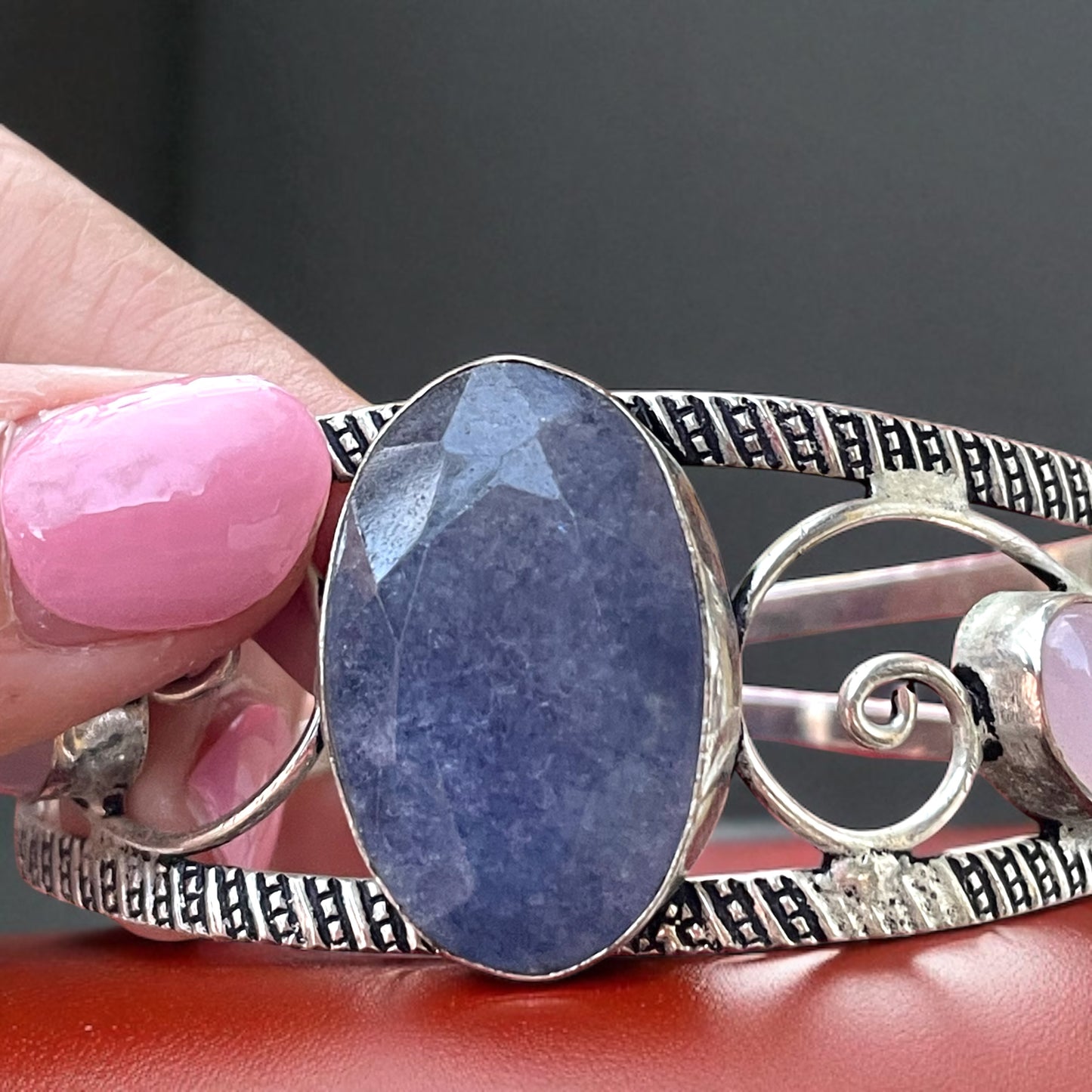 Bracciale semi rigido placcato argento con lapis centrale e due cabochon quarzo rosa