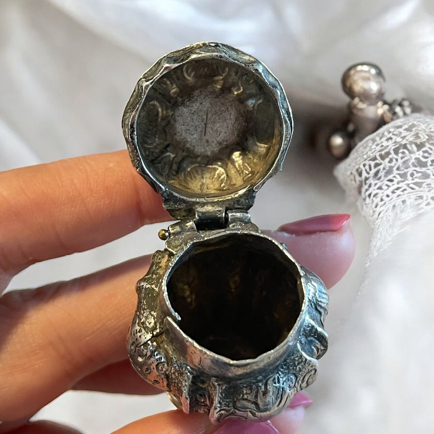 Piccolo reliquiario in argento cesellato, primo novecento