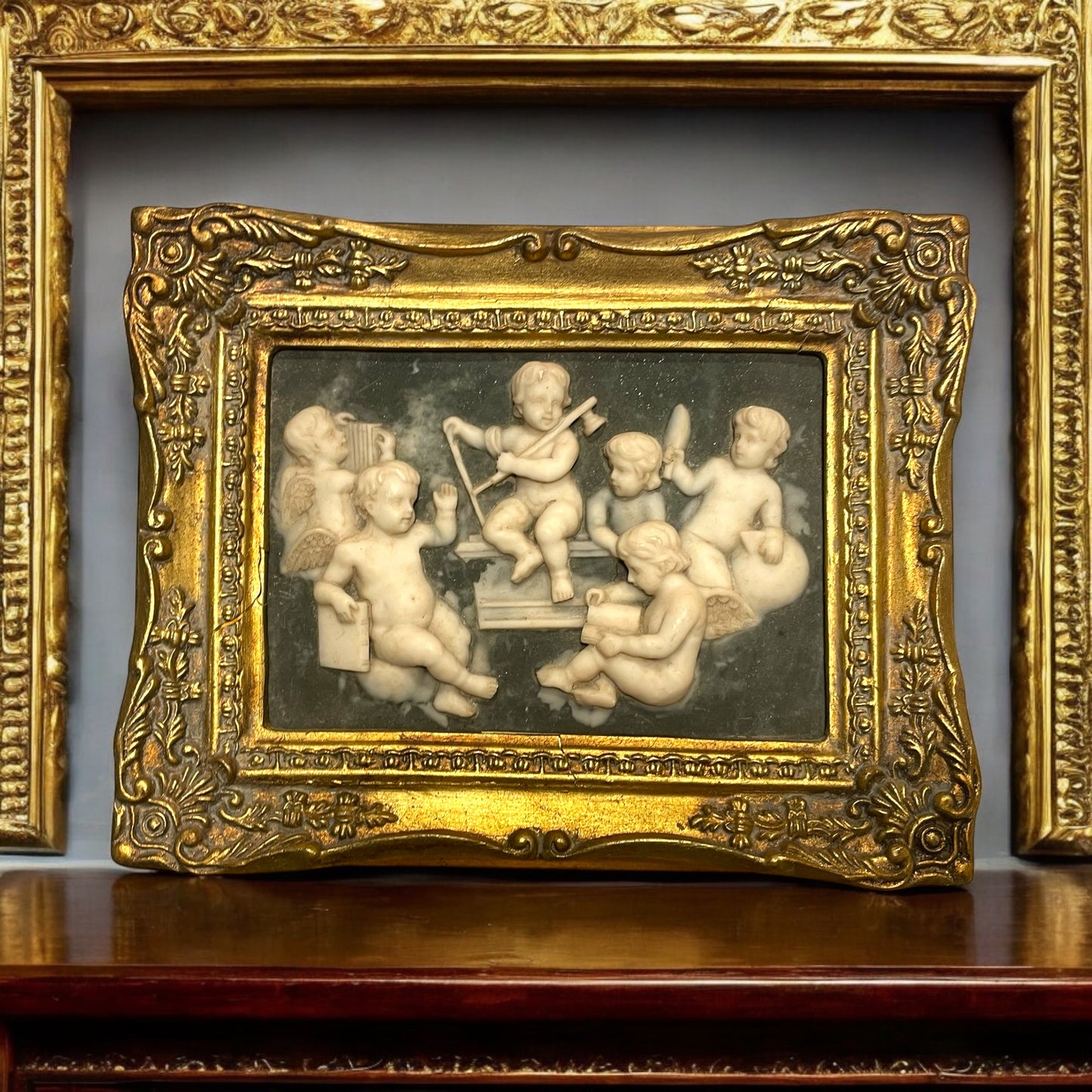 Coppia quadri in cornice barocca, bassorilievi in polvere di marmo anni ‘50 con putti