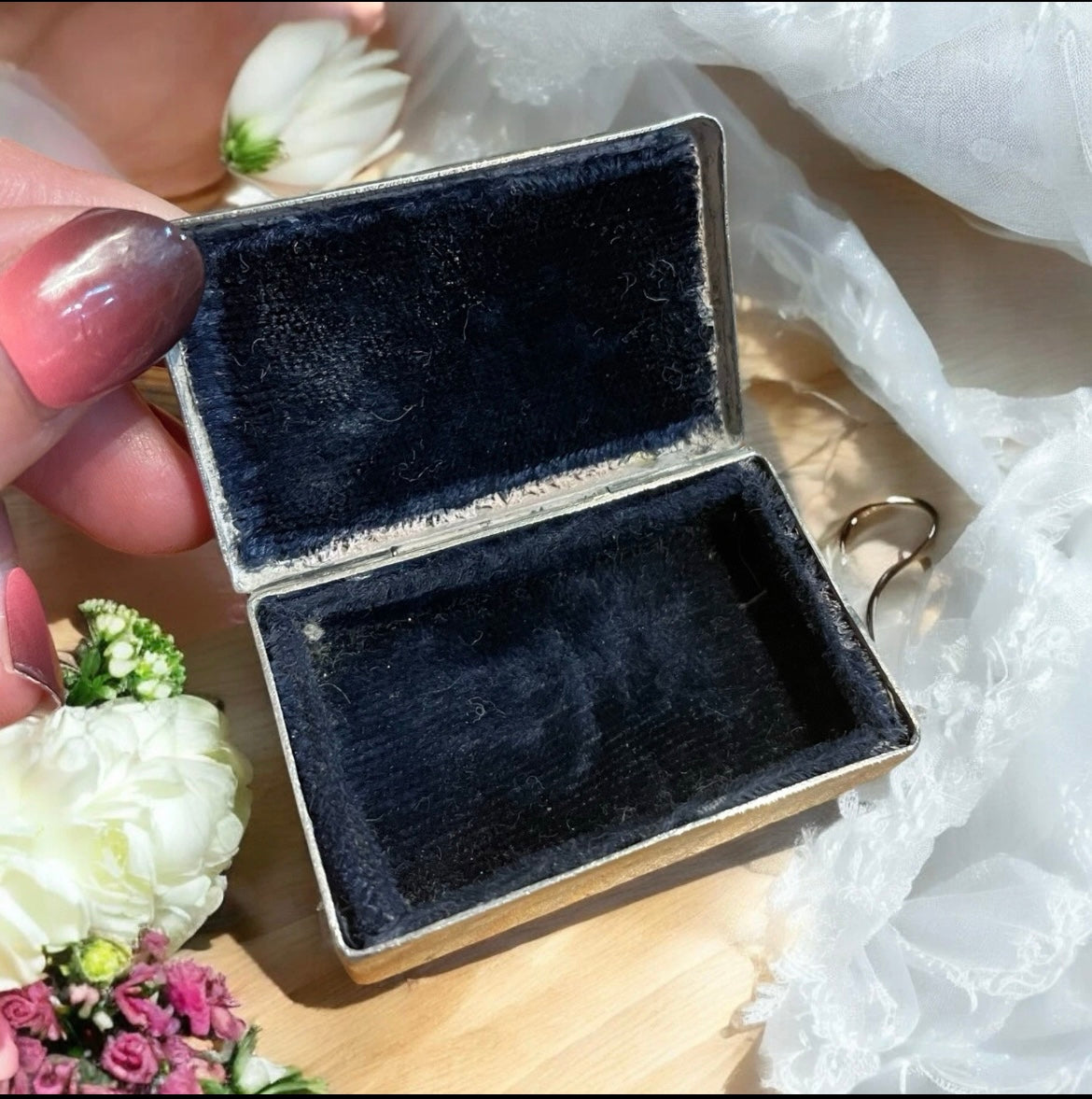 Scrigno in argento titolo 900 porta fedi nuziali, 1950, inciso a bulino