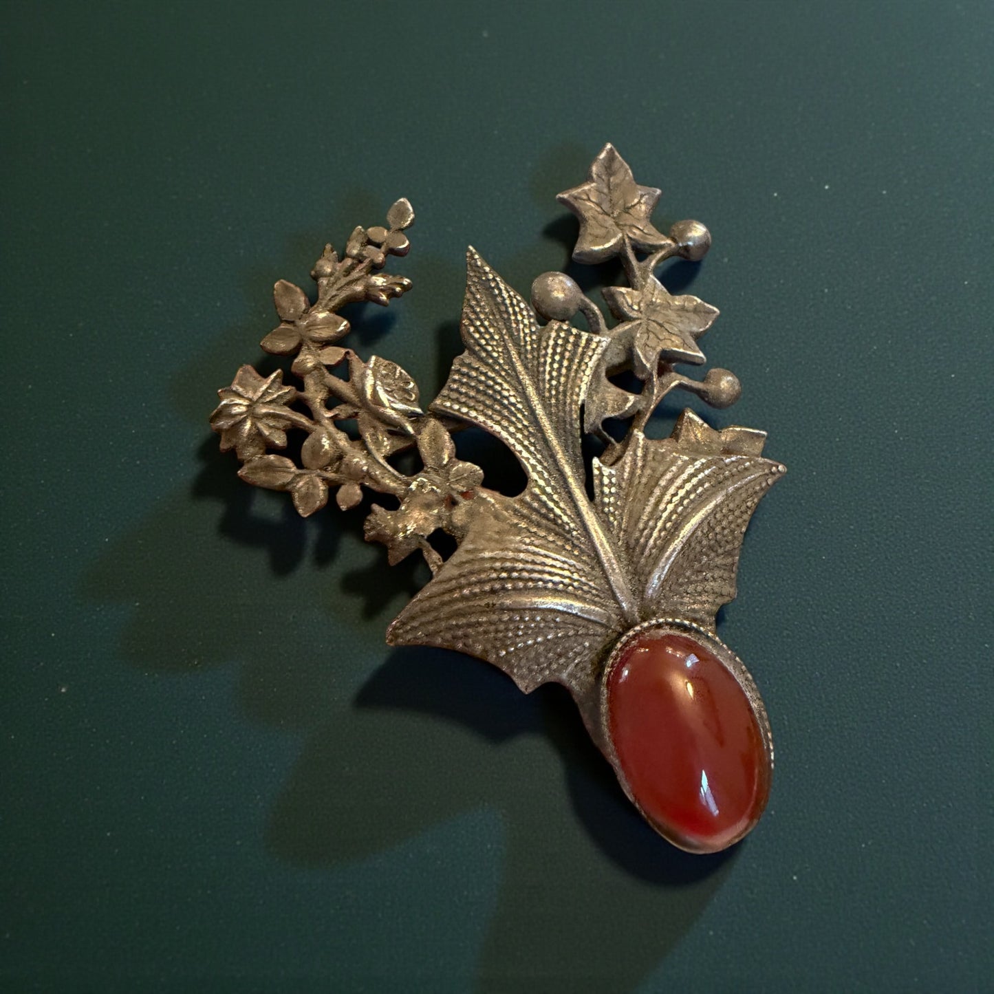 Splendida spilla in argento tardo Liberty con decorazioni fitomorfe e cuore in cornalina