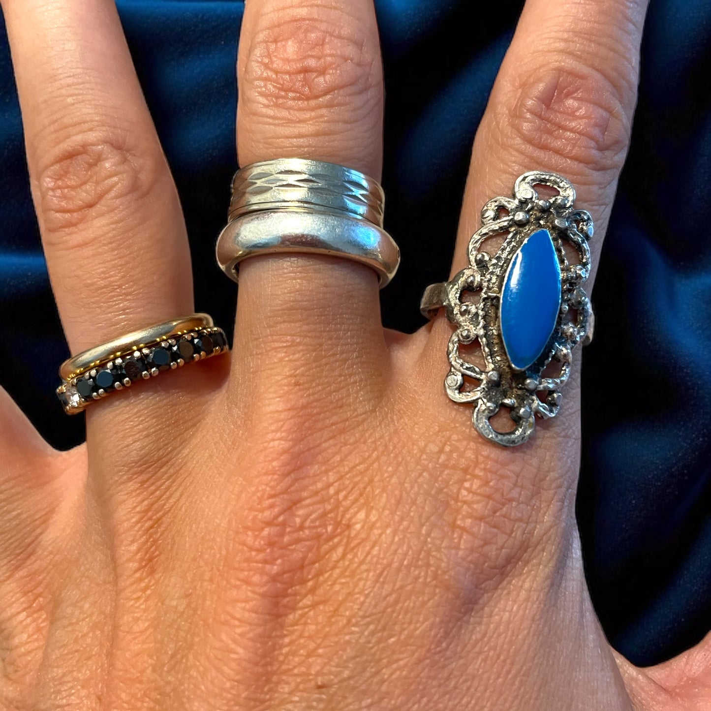Anello argento revival barocco e smalto blu, anni ‘60