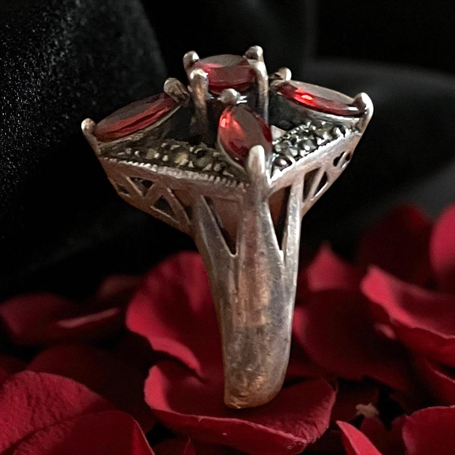 Cocktail ring in argento a montatura traforata con granati e marcasiti