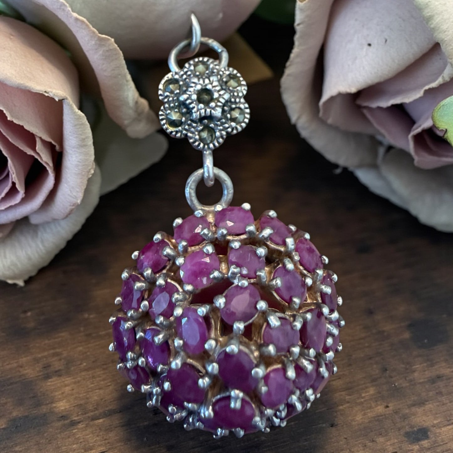 Pendente gioiello in argento con marcasiti e radici di rubino, 60s-70s