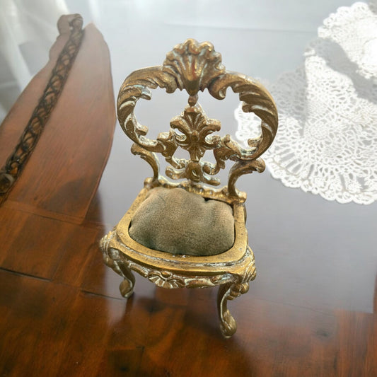 Punta spilli antico a guisa di sedia in miniatura, anni ‘20