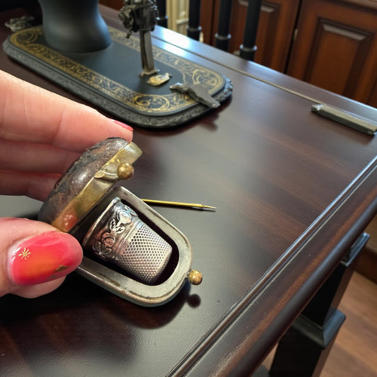 Porta ditale e ditale in argento, fine ‘800 - primo ‘900