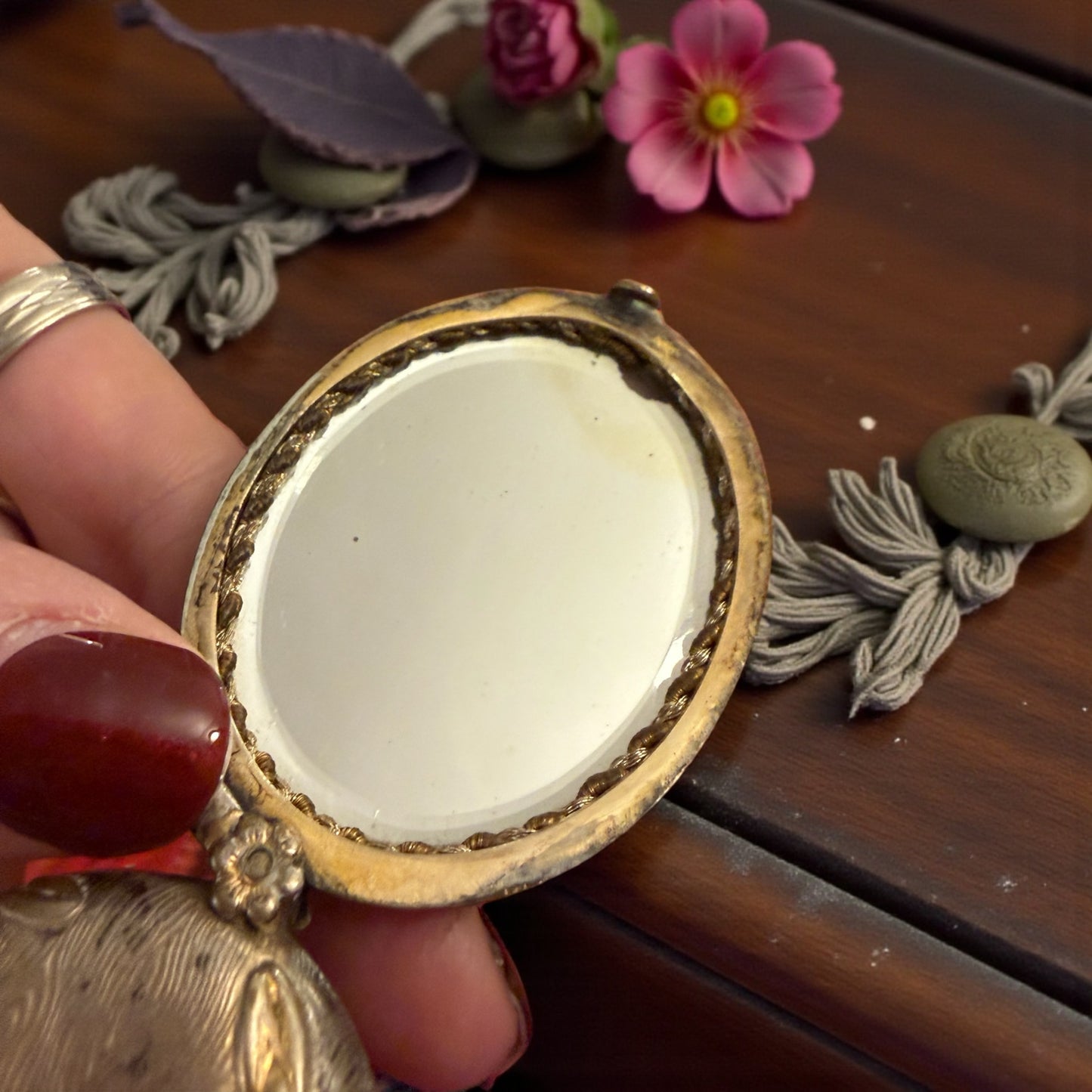 Pendente con specchio e vano in argento, da Chatelaine, art Nouveau con crisantemi