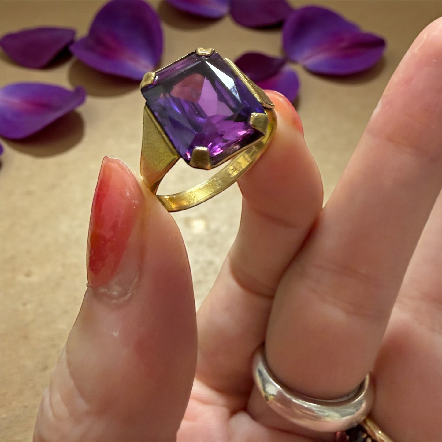 Anello modernista viola profondo anni ‘50 con leggera doratura oro basso