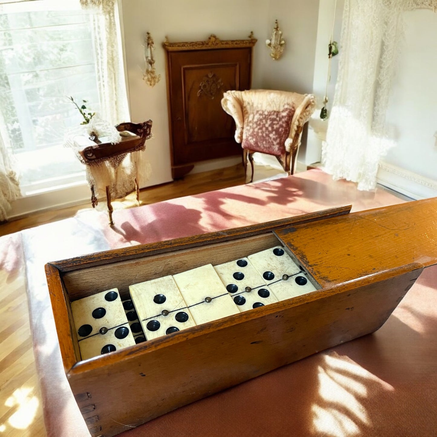 Antico domino in osso ed ebano, in scatola con coperchio scorrevole, circa metà ‘800.