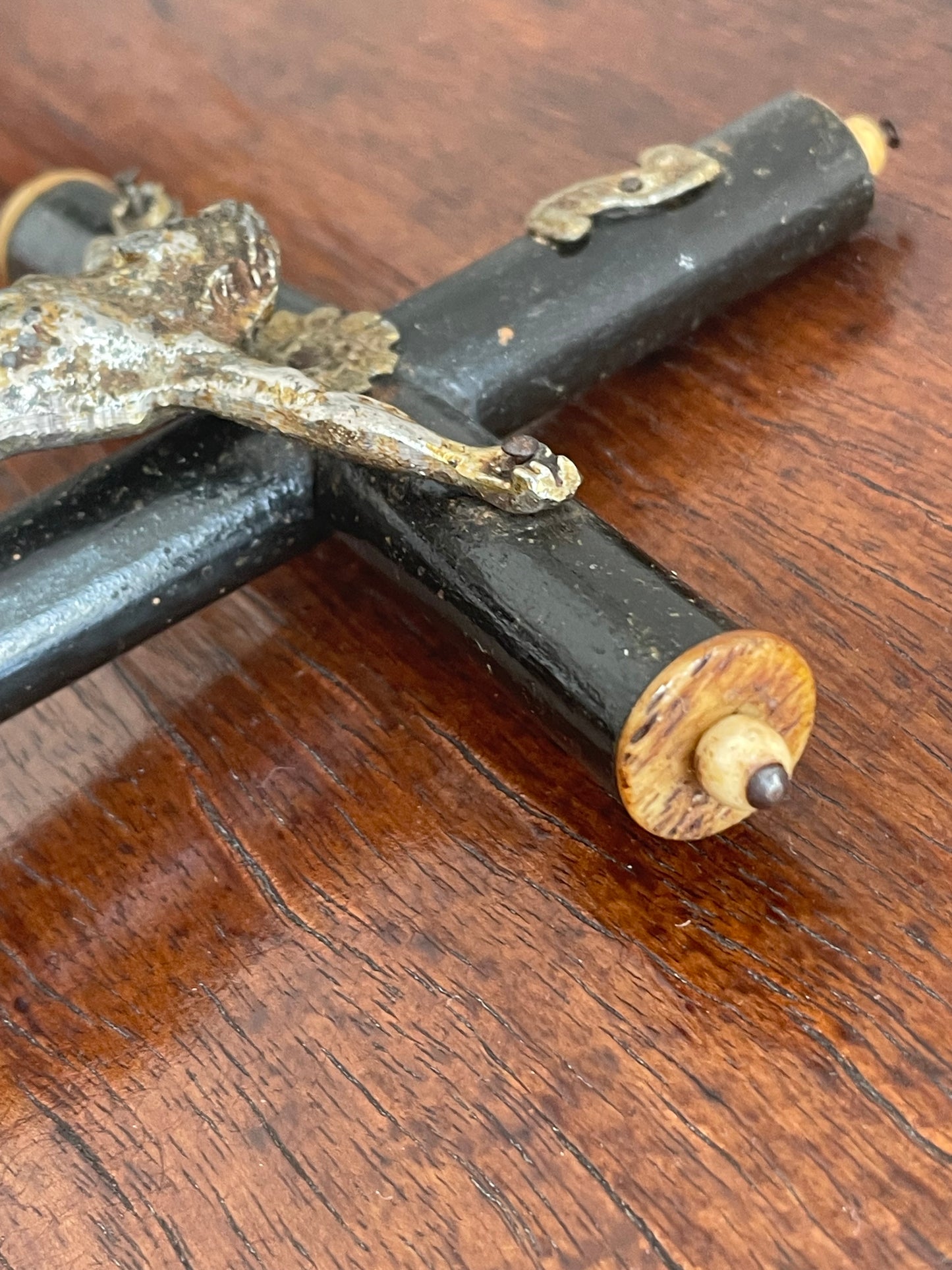 Croce da cappella votiva in legno nero con teschio, fine ‘800