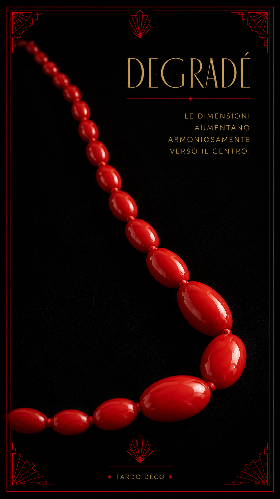 Splendido collier degradé con elementi fusiformi in vetro pressato rosso, tardo déco anni ‘40 annodata a mano