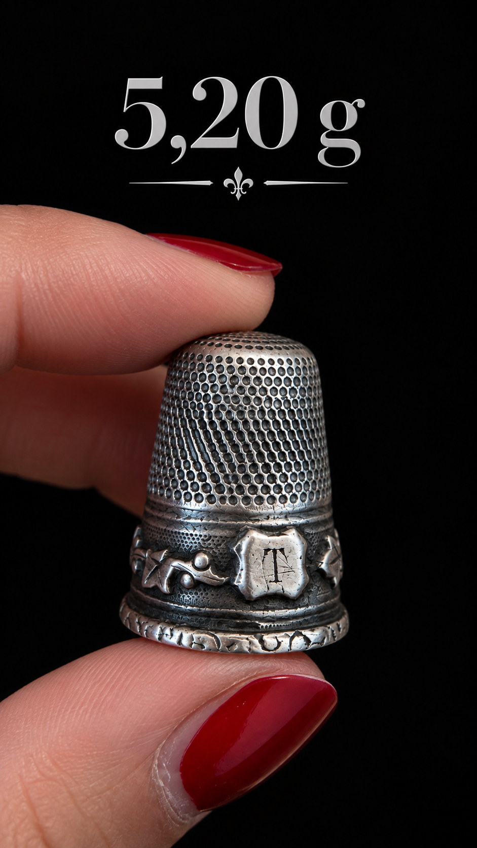 Antico ditale in argento francese 1900 con bella decorazione di vischio e monogramma T in custodia d’epoca