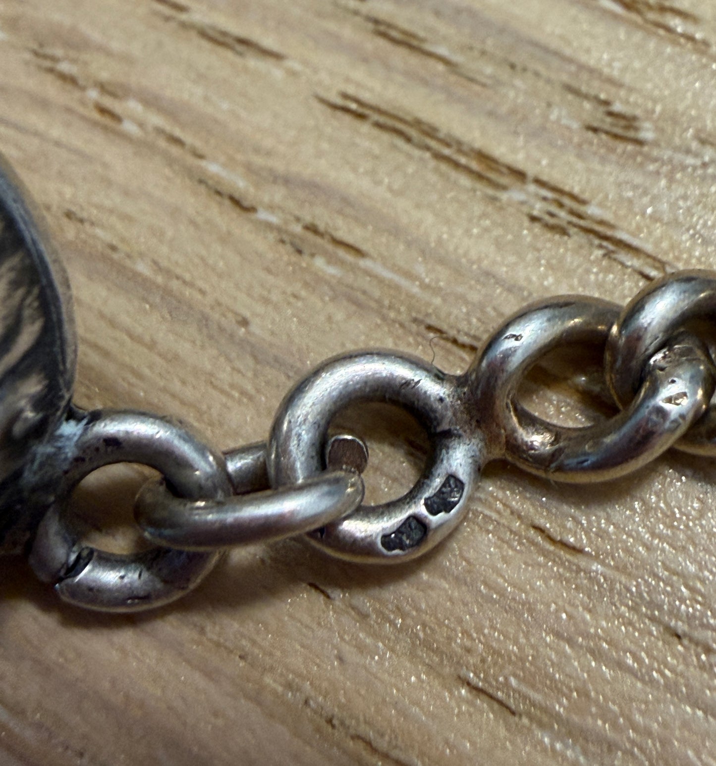 Gioiello maschile, tardo ottocentesco, catena da panciotto con chiave di carica e pendente fob