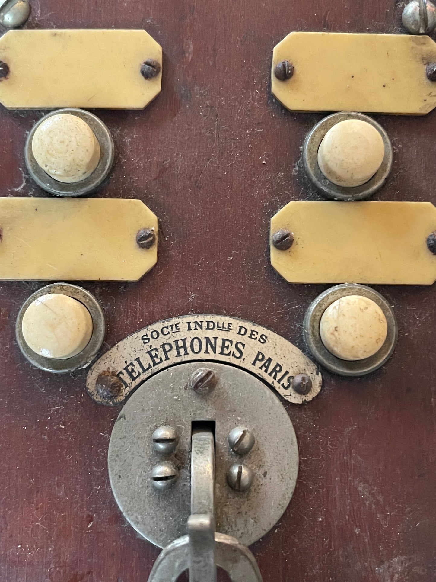 Antico telefono da centralino d’hotel, pulsantiera e ricevitore anni ‘20
