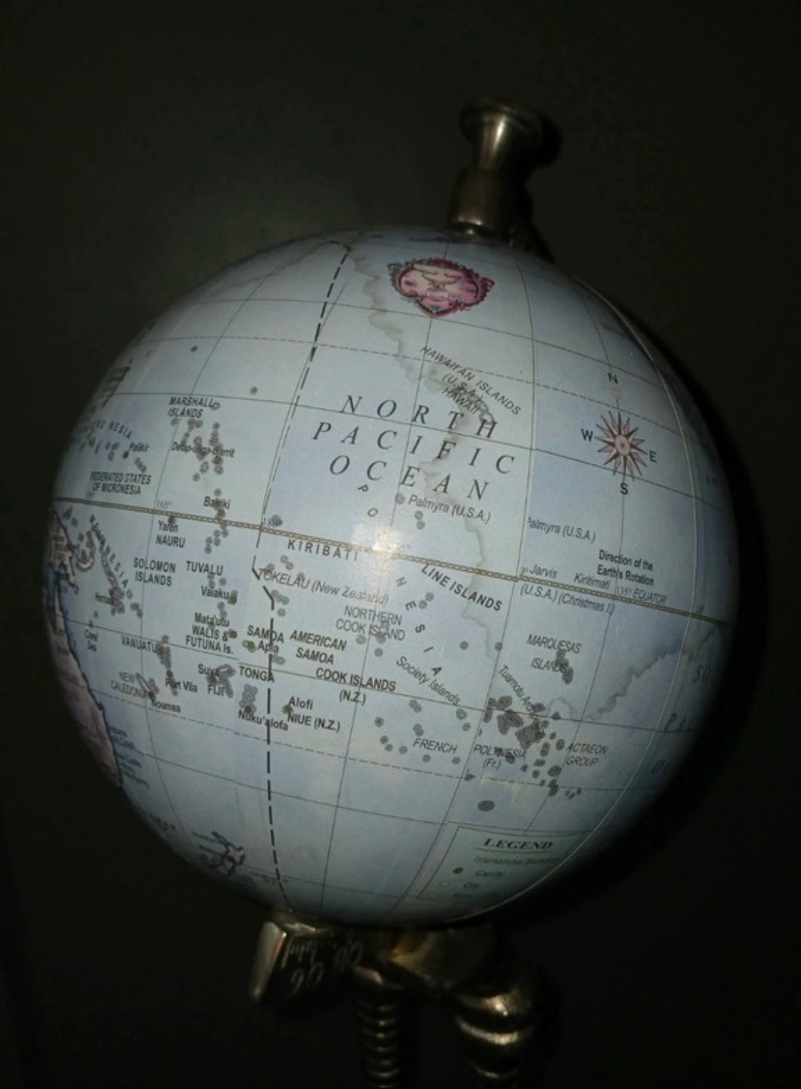 Mappamondo industrial - chic su imponenti zampe metalliche, design 2008