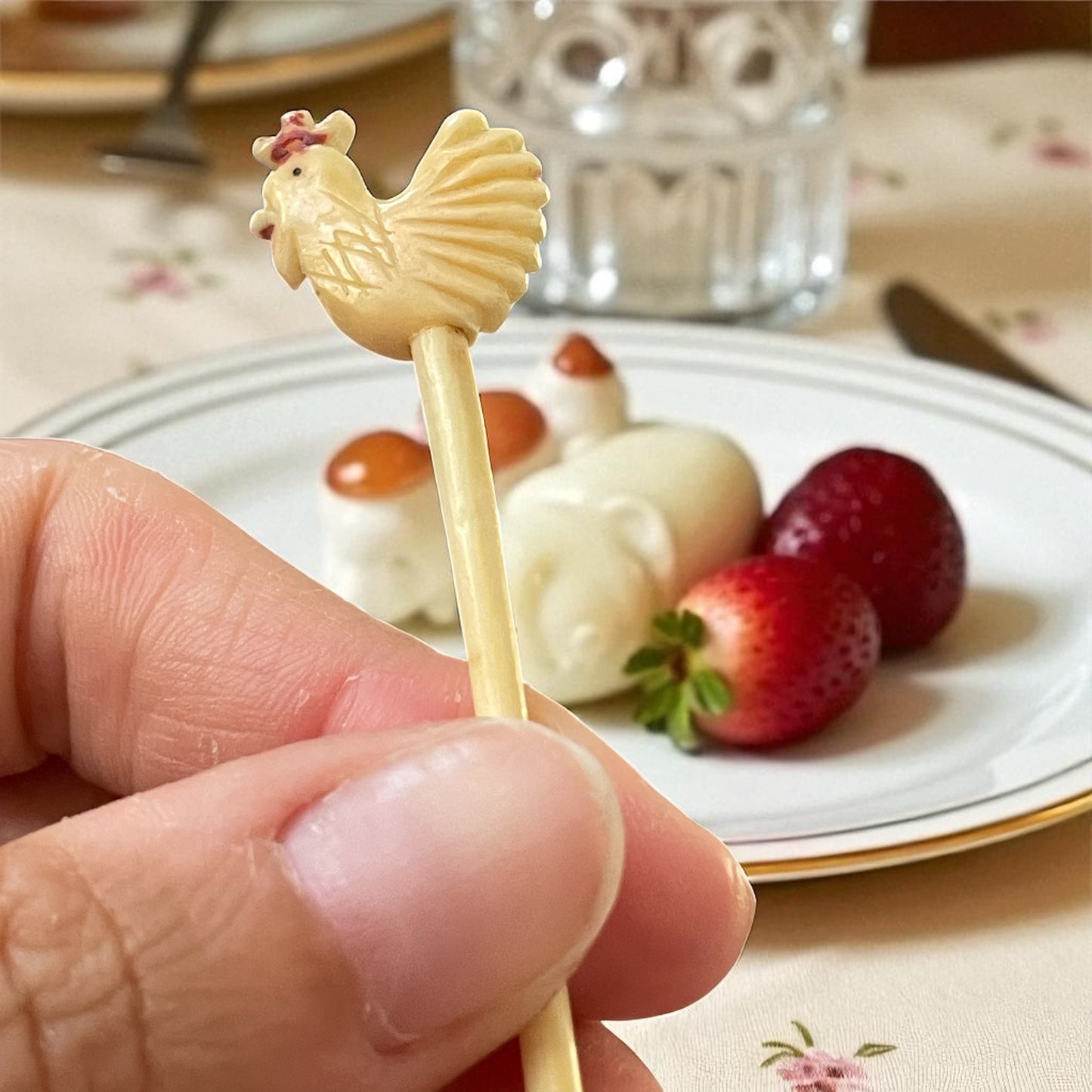 Set di 4 spilloni da tavola toothpicks in osso, fine ‘800 primo ‘900 a guisa di Gallo